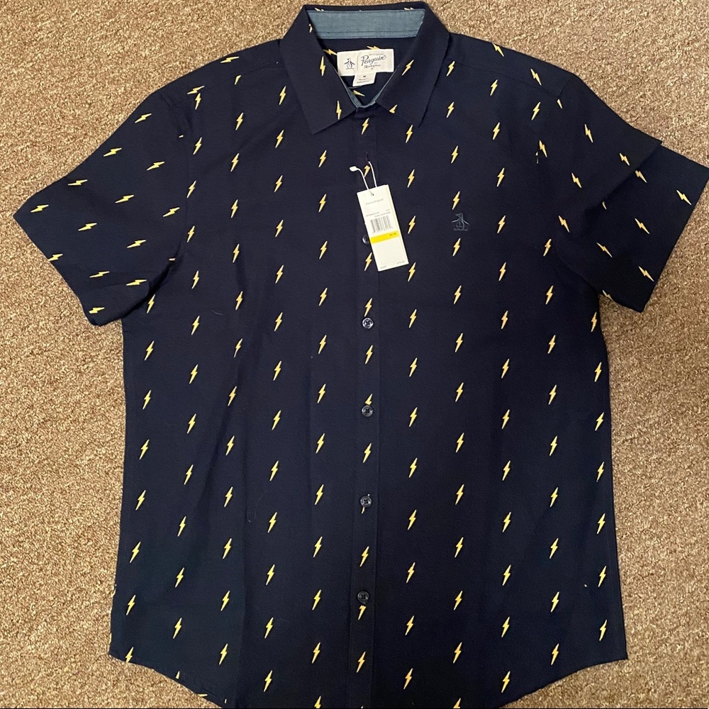 Men’s short sleeve button up shirt by Munsingwear.